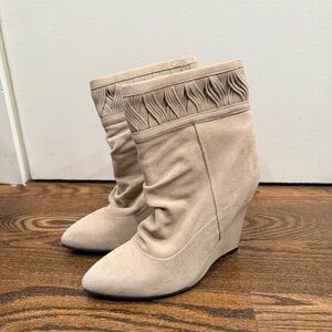 H&M Premium Quality CreamSuede Ruched Scrunch Slouchy Wedge Ankle Boots Size 9.0